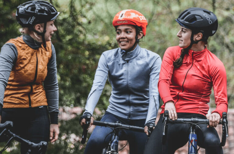 trois-femmes-à-en-tenue-de-cycliste-avec-casque-à-velo