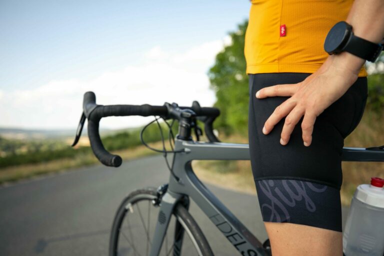 Quels sont les équipements et accessoires indispensables pour débuter en vélo de route