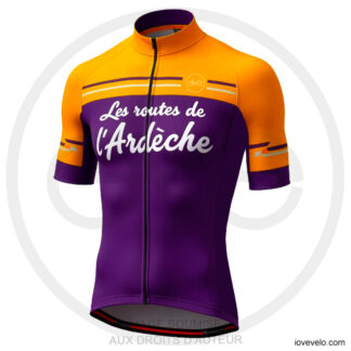 Maillot vélo Ardèche violet et orange avec bandes graphiques et lettrage blanc "Les routes de l’Ardèche" | LovingBike