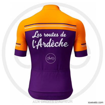 Maillot vélo Ardèche violet et orange avec bandes graphiques et lettrage blanc "Les routes de l’Ardèche" | LovingBike